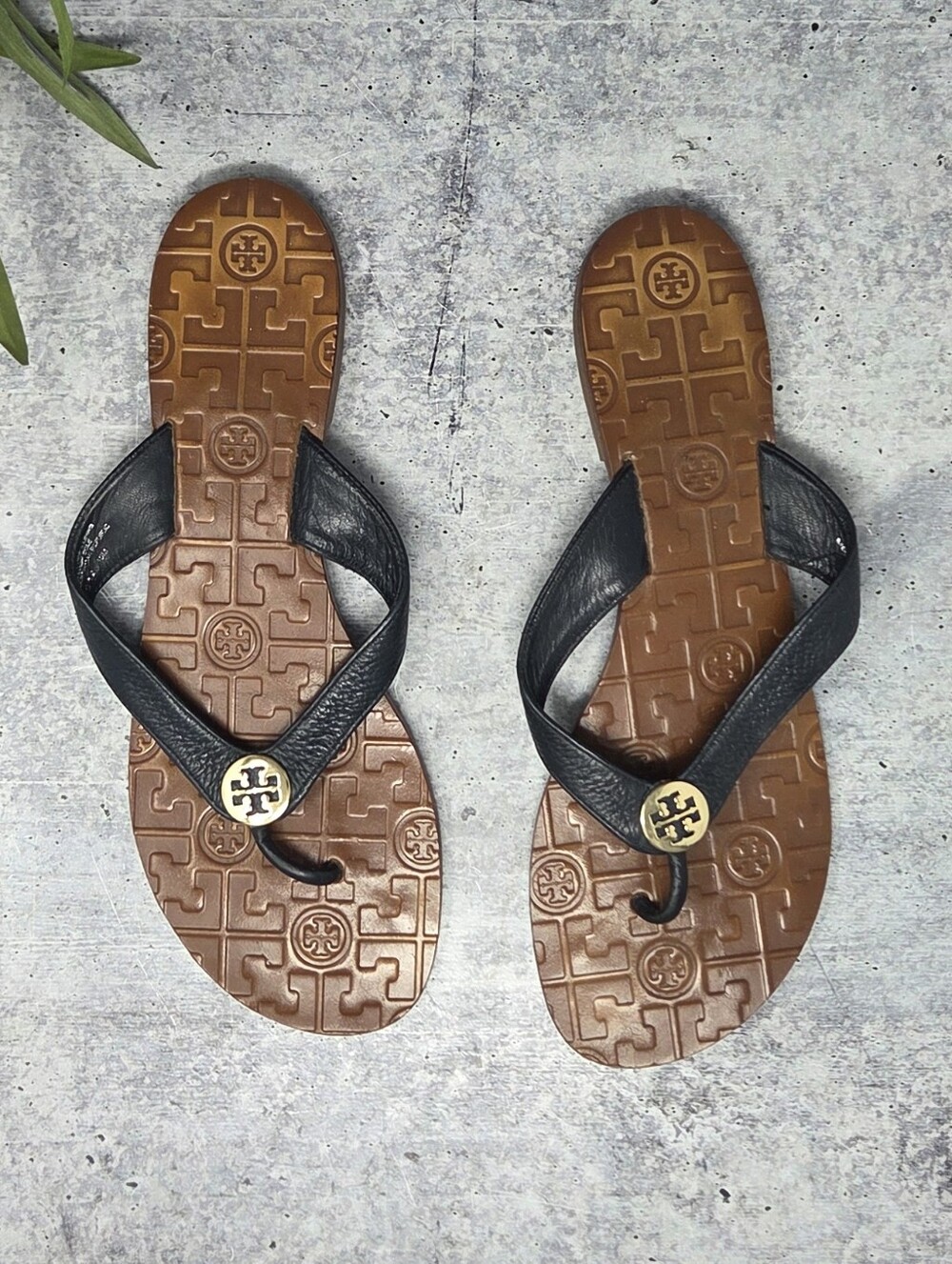 Tory Burch Thora Black Leather Flip Flop Thong Sandals Gold Medallion Size 10